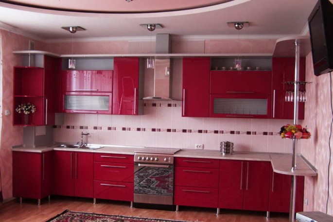 Как профессионально оформить кухню в бордовом цвете своими руками