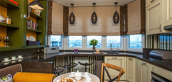 Красивый интерьер кухни зависит от правильно подобранных штор