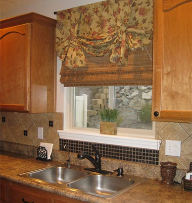 Римские шторы на кухне представляют собой вид подъемных штор, которыми легко управлять