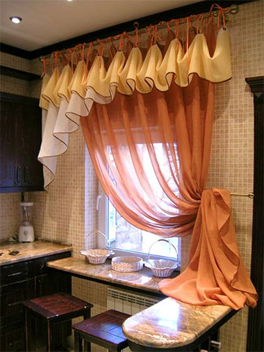 Короткие шторы в декоре кухни