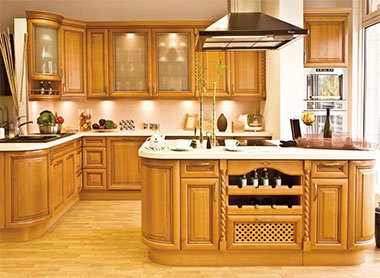 Кухонная мебель из массива сочетает в себе экологичность и красоту натуральной текстуры