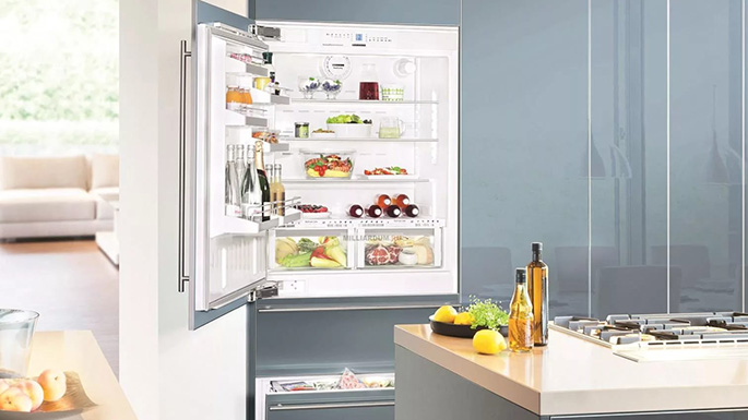Небольшой встроенный холодильник подходит для 1-2 проживающих человек