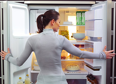 Чистота холодильника так же важна, как качество продуктов, которые в него кладут. Вымытые полки – это залог здорового пищеварения, свежесть продуктов и отсутствие неприятных запахов.