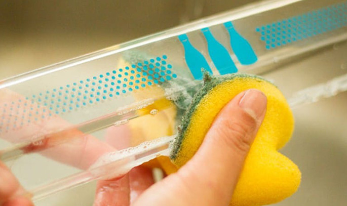 В старых, советских холодильниках желтизну почти не отмыть. Упорные хозяйки протирают ее чистым уксусом, чтобы отбелить быстрее, но это только вредит покрытию. Кислота еще больше разъедает пластик, а желтизна усиливается.