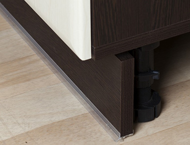 Кухонный цоколь защищает пространство под мебелью от проникновения грязи и пыли
