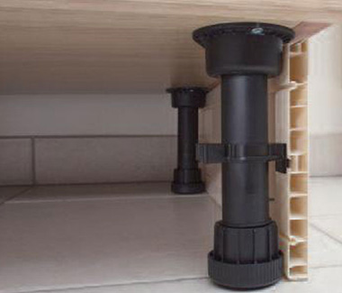 Установка защитных планок производится посредством специальных заглушек, крепящихся к ножкам мебели