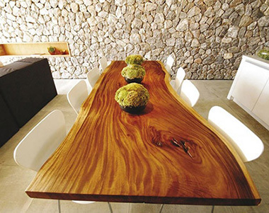 Столешница деревянная или под дерево для кухни одинаково удачно вписывается в большинство дизайнерских стилей