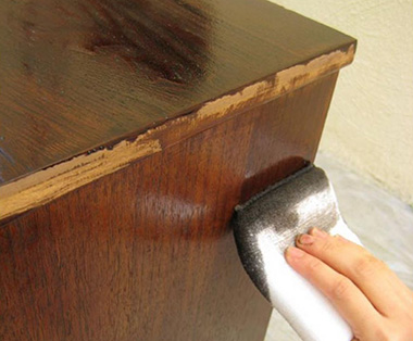 Для обновления стола своими руками его следует отшлифовать и покрыть специальными средствами