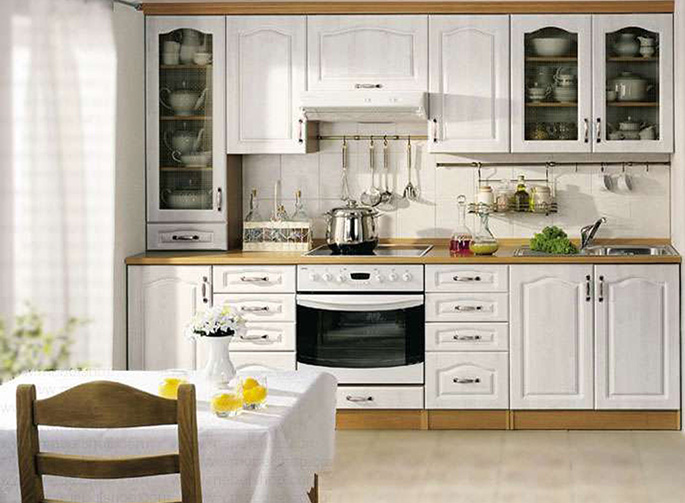 Даже самые маленькие кухни в белом цвете выглядят свободно и светло