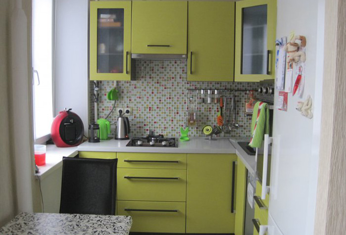 Дизайн маленькой кухни 4 кв м с холодильником фото