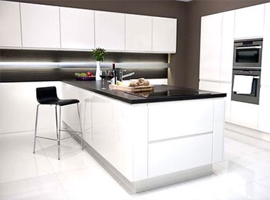Для маленьких кухонь должен преобладать белый цвет, т.к. он зрительно увеличивает пространство