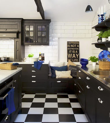 На черно-белой кухне отлично будет смотреться пол, оформленный плиткой в шахматном стиле