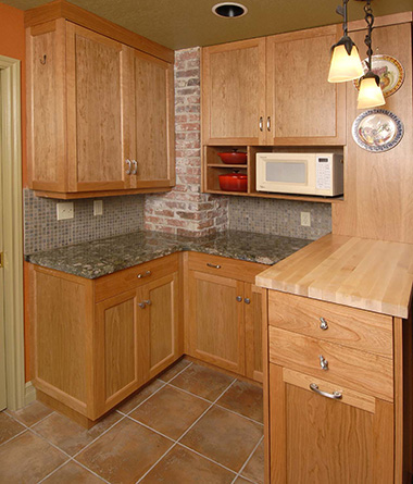 Небольшая деревянная кухня отлично впишется в любой интерьер, главное - заранее продумать особенности хранения кухонных принадлежностей, чтобы подобрать подходящие модули
