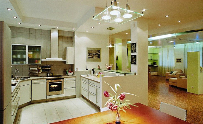 Освещение рабочей зоны кухни должно быть максимально практичным, тогда как в гостиной можно установить эстетически привлекательные приборы