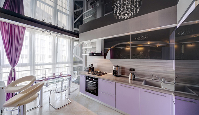 Использование лёгких занавесок в оформлении кухни-гостиной применяется во многих дизайнерских стилях, таких как хай-тэк, модерн, эко
