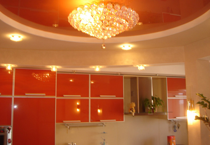С натяжным потолком прекрасно сочетается эмалевый блеск кухонного гарнитура
