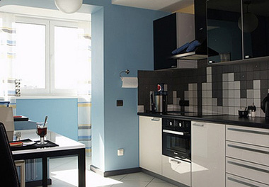 В маленьких квартирах объединение кухни с балконом - оптимальный вариант увеличения площади