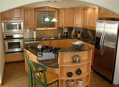 Компактный остров на кухне в 14 квадратов отлично справится с ролью обеденного и разделочного стола