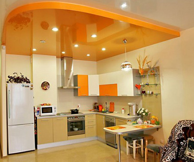 Открытая кухня, совмещенная с гостиной, - подходящий вариант для небольших квартир