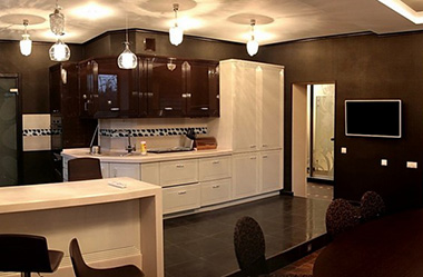 Освещение кухни, совмещенной с гостиной, помогает зонировать помещение, выделять участки, делать акценты