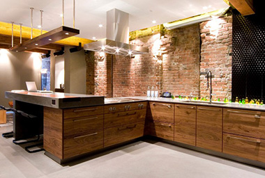 Типичная кухня в стиле лофт: кирпичные стены, просторное помещение и функциональная мебель