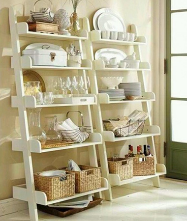 При желании можно сделать кухонную этажерку самостоятельно, а в качестве материала для открытого шкафа лучше выбрать дерево