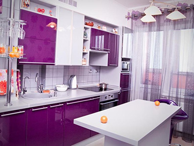 Помещения в фиолетово-белой гамме выглядят современно, стильно и просторно
