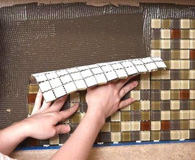 Фартук из мозаики своими руками легко приклеить на специальный плиточный клей