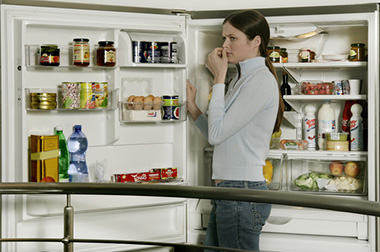 Неприятный запах из холодильника — не только эстетическая проблема, но и риск для здоровья