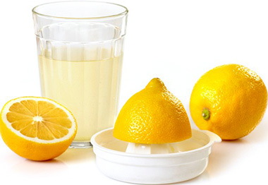 Лимон не только удалит неприятный запах, но и подарит приятный цитрусовый аромат