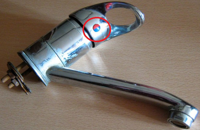 На каждом шаровом смесителе на ручке имеется символ обозначения температуры воды, на который следует ориентироваться при подключении смесителя