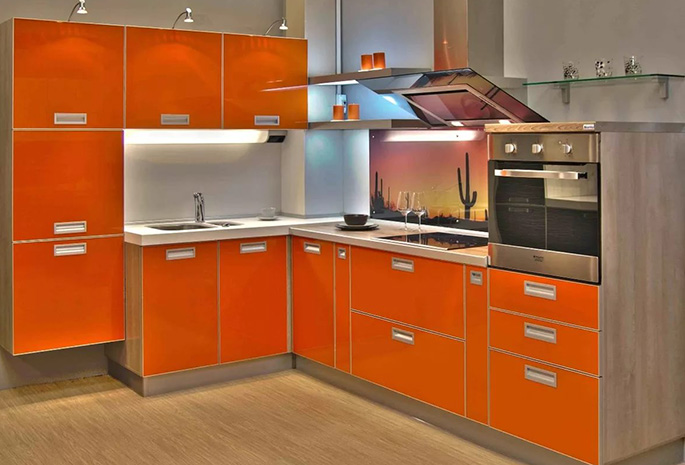Яркие цвета подходят для кухонь любого размера, главное - грамотно их сочетать с прочими элементами на кухне