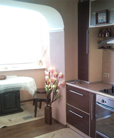 В квартирах с небольшой кухней, столовую можно вынести на балконную зону