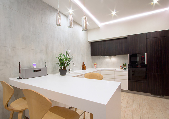 Хорошее освещение также визуально увеличивает кухонное пространство