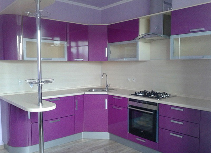 Фиалковый цвет часто встречается в оформлении современных кухонь светлых тонов
