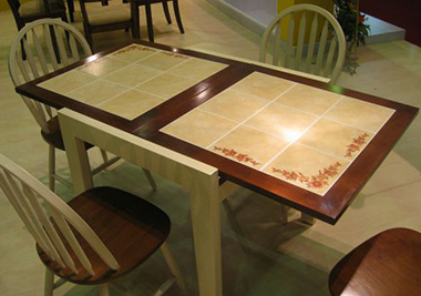 Поверхность стола с плиткой очень легко чистить, она будет блестеть при самом минимальном уходе