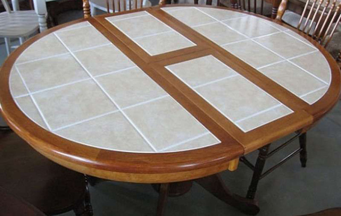 Чтобы стол смотрелся красиво, швы между плиткой должны быть сделаны аккуратно, иначе в них будет скапливаться грязь