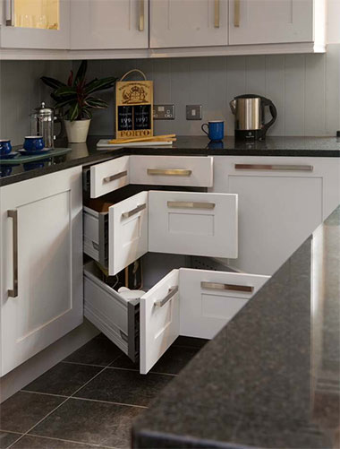 Кухонный стол с выдвижными ящиками сделает любую кухню комфортабельной и эргономичной