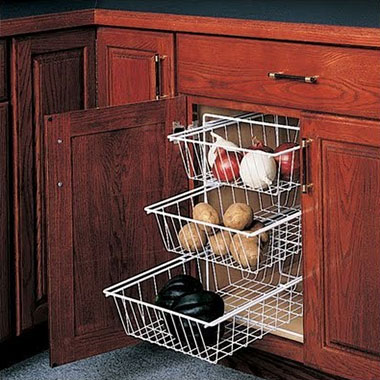 Чаще всего кухонные корзины представлены в виде плетеных или металлических контейнеров