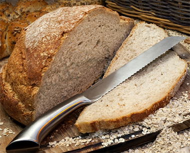 Хлебный нож обладает зубьями вдоль режущей кромки