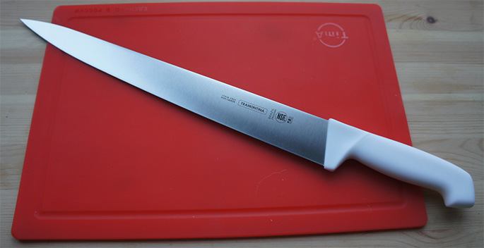 Нож для мяса без труда справится с жилистыми и жесткими кусками мяса