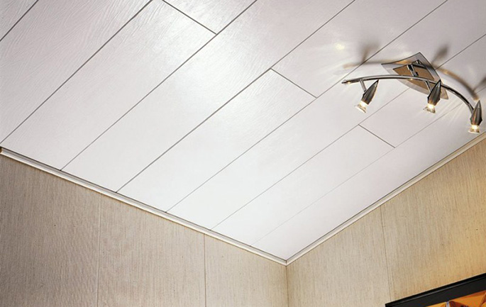 ПВХ-панели с имитацией древесины на потолке кухни