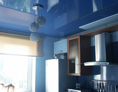 Благодаря ряду преимуществ, которыми обладают натяжные потолки, они пользуются популярностью при отделке кухонных помещений