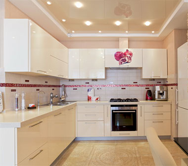 Натяжной потолок сделает вашу кухню стильной и практичной