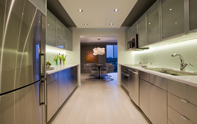 Двухрядная планировка хороша для длинных, но в то же время просторных кухонь, которые чаще всего имеются в частных домах