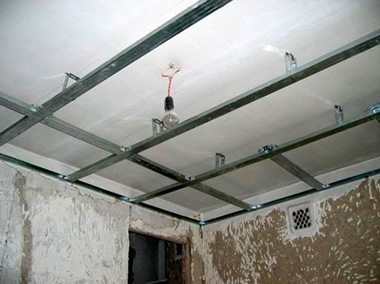 Для формирования панельного потолка и некоторых других видов необходимо устанавливать алюминиевый профиль