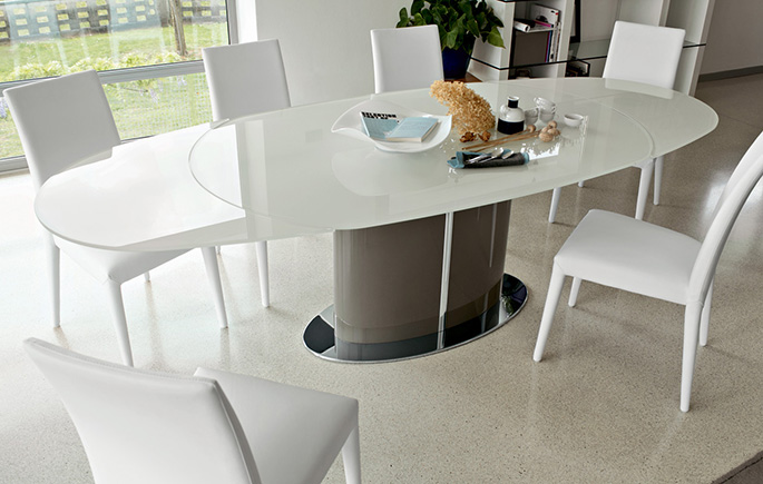 За столом овальной формы может поместиться большее количество гостей ввиду отсутствия углов