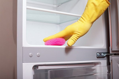 Отвечая на вопрос, как часто надо размораживать холодильник «ноу фрост», некоторые хозяйки опираются на время года: отключают агрегат раз в три месяца в тёплое время, раз в полгода — в холодное