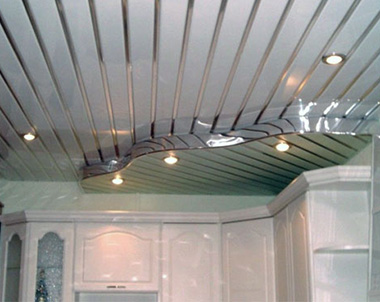 Монтаж реечного потолка на кухне