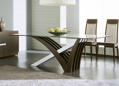 Можно подобрать стулья различных конфигураций, степени прозрачности и цветовой гаммы либо классические деревянные
